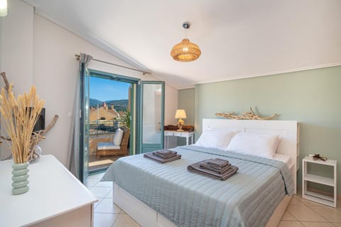 Bed, TV and multimedia, View (from property/room), Balcony/Terrace, Decorative detail, Bedroom, City view, Mountain view, Street view, Quiet street view