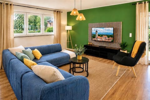 Communal lounge/ TV room, TV and multimedia, Living room, Seating area, Garden view