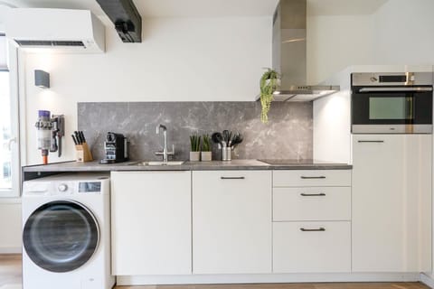 Deluxe 20m2 Canal View House in Delft