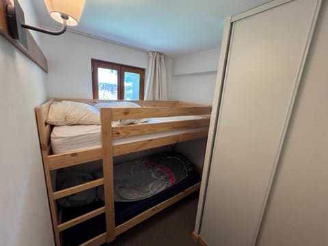 Bedroom, bunk bed