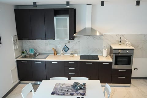 Kitchen or kitchenette, pet friendly, stove