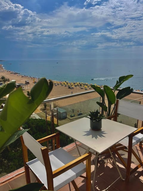 Natural landscape, View (from property/room), Balcony/Terrace, Dining area, Beach, Sea view