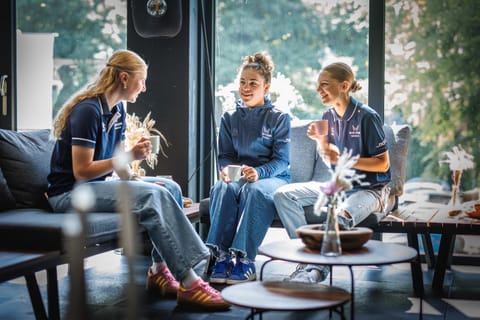 People, Food and drinks, Seating area, Drinks, group of guests