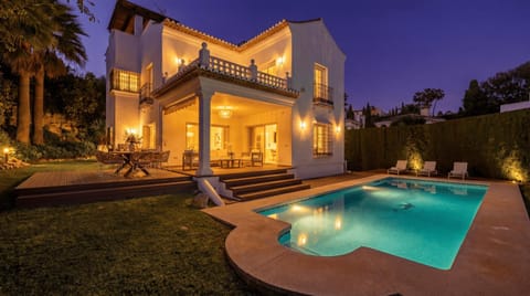 Property building, Balcony/Terrace, Dining area, Swimming pool