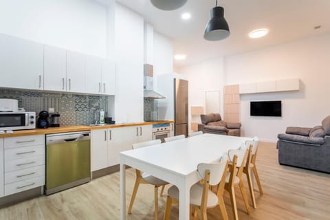 Kitchen or kitchenette, Dining area