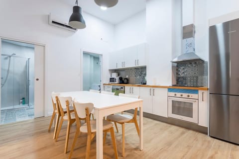 Kitchen or kitchenette, Dining area, minibar