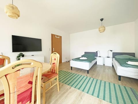 Bed, TV and multimedia, Photo of the whole room, Seating area, Bedroom