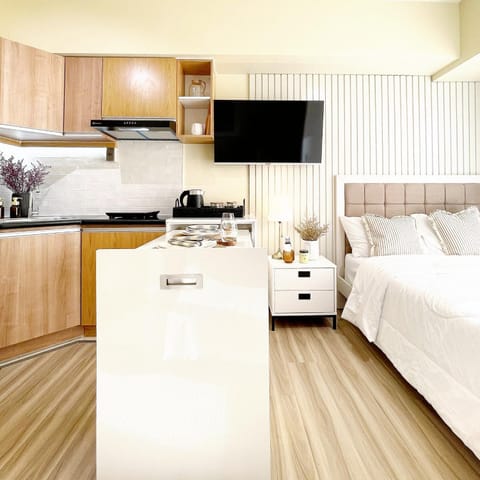 Bed, TV and multimedia, Kitchen or kitchenette, Photo of the whole room, Bedroom
