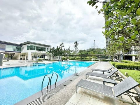 Property building, Spring, Day, Garden, Hot Tub, Garden view, Pool view, Swimming pool, sunbed