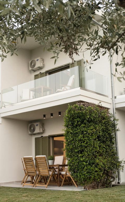 Property building, Garden, Balcony/Terrace