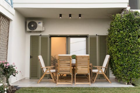 Property building, Garden, Seating area, Garden view, sunbed