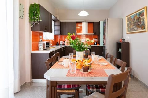 Kitchen or kitchenette, Food and drinks, Seating area, Dining area, Food
