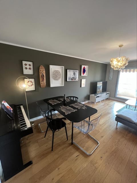 TV and multimedia, Living room, Seating area, Dining area