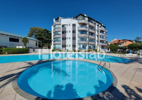 Property building, Day, Pool view, Swimming pool, sunbed