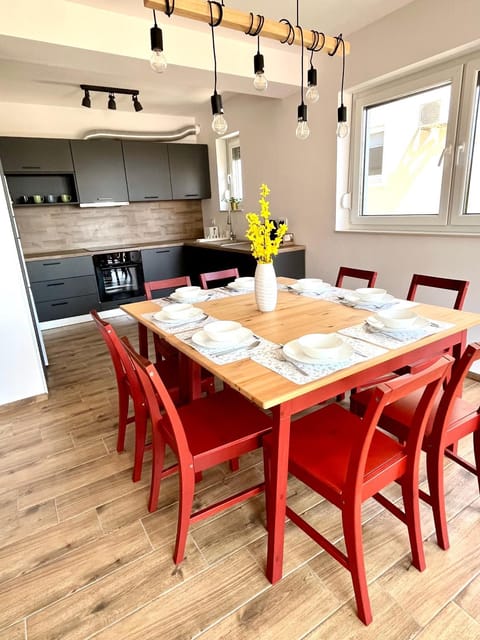 Kitchen or kitchenette, Dining area