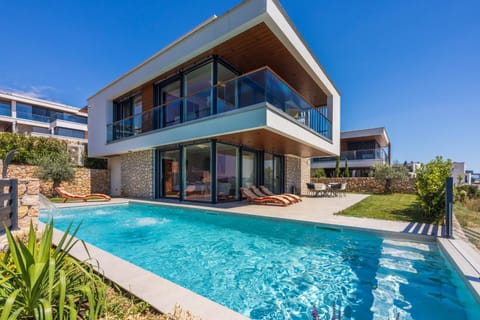 Property building, Garden, Swimming pool