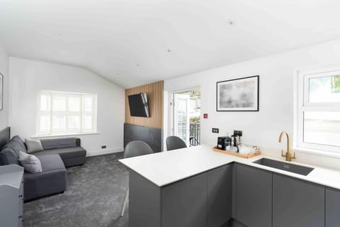 Kitchen or kitchenette, Seating area