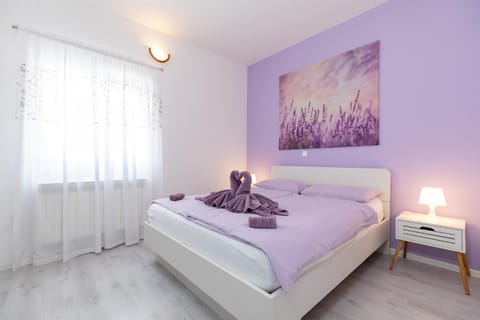 Bed, Bedroom, towels