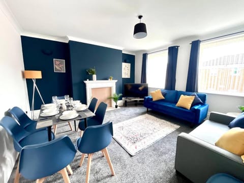 Spacious 3 BDRM close to beach Apartment in England