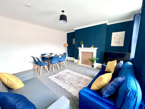 Spacious 3 BDRM close to beach Apartment in England