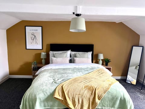 Spacious 3 BDRM close to beach Apartment in England