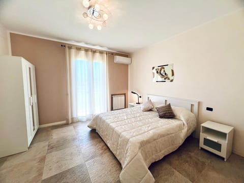 Bed, Photo of the whole room, Bedroom, wardrobe, air conditioner
