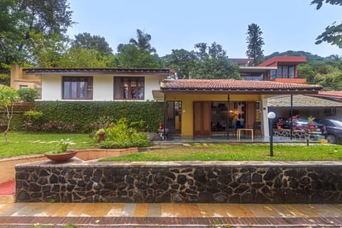 Property building, Facade/entrance, Day, Garden, Garden view, Parking