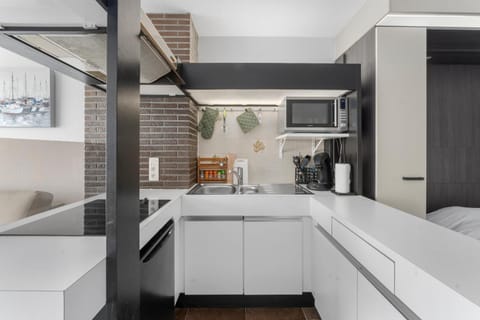 Kitchen or kitchenette, minibar