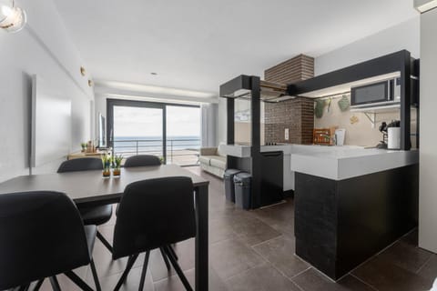 Kitchen or kitchenette, Living room, Seating area, Dining area, Sea view, minibar