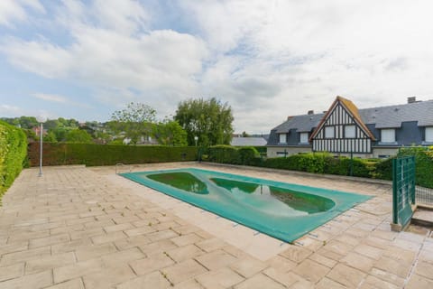 Stunning 2-bedroom accommodation - pool and tennis Apartment in Deauville