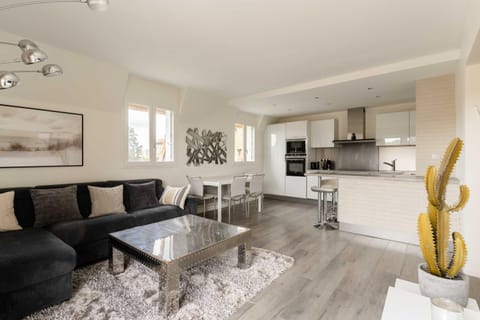 Stunning 2-bedroom accommodation - pool and tennis Apartment in Deauville