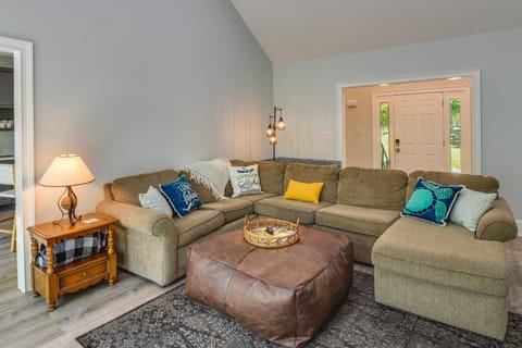 South Carolina Retreat with Fireplace and Lake Access! House in Lake Keowee