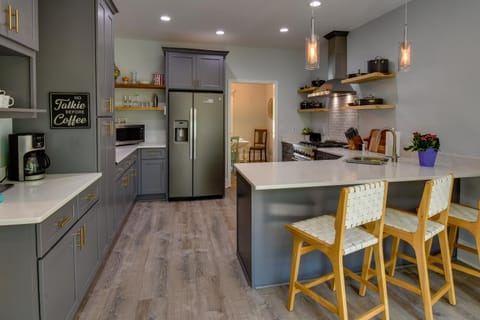 South Carolina Retreat with Fireplace and Lake Access! House in Lake Keowee