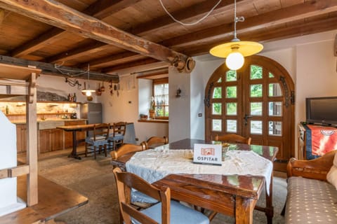 Kitchen or kitchenette, Living room, Seating area