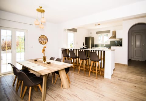 Kitchen or kitchenette, Living room, Dining area, minibar, pet friendly, stove
