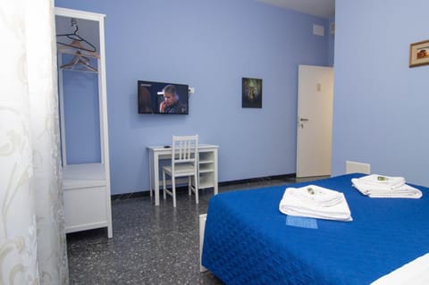 Bed, TV and multimedia, Bedroom, towels