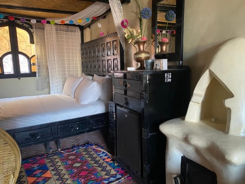 Bed, Bedroom, hair dresser