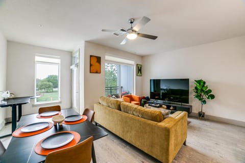 Bird's eye view, TV and multimedia, View (from property/room), Living room, Dining area, Landmark view, River view, concierge