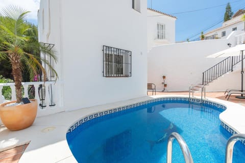 Property building, Swimming pool, Swimming pool