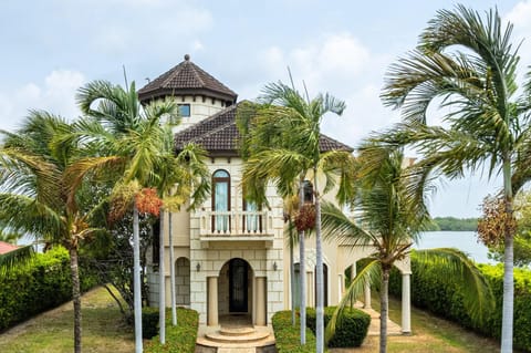 Villa Castello- Water Views & Resort Amenities House in Placencia