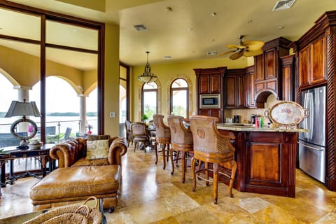 Villa Castello- Water Views & Resort Amenities House in Placencia