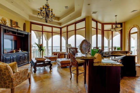 Villa Castello- Water Views & Resort Amenities House in Placencia