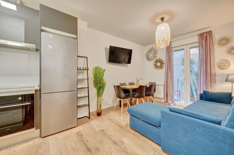 TV and multimedia, Kitchen or kitchenette, Living room, Seating area, Dining area, oven