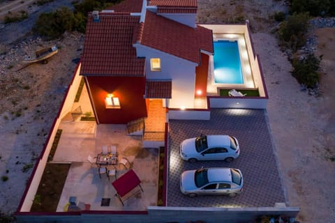 Property building, Patio, Neighbourhood, Bird's eye view, Pool view, Street view, Swimming pool, Location, Parking, sunbed