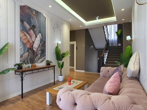 Living room, Seating area