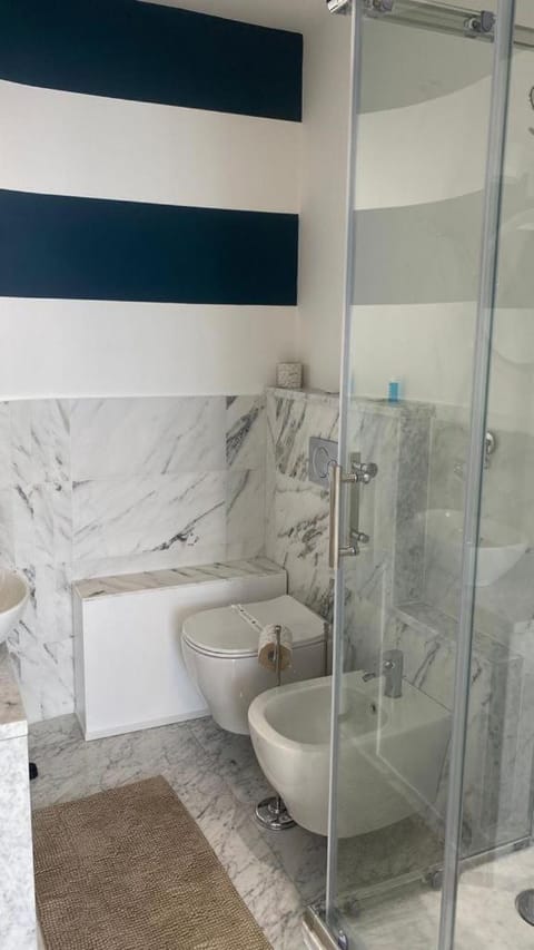 Stupenda camera vista mare con finiture di lusso Bed and Breakfast in Marina di Carrara