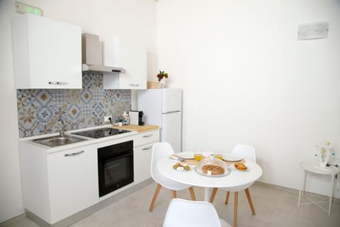 Kitchen or kitchenette, Dining area, pet friendly, stove