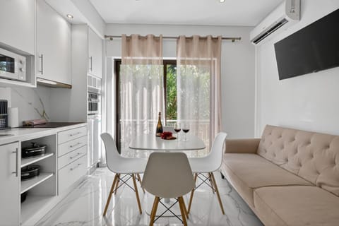 TV and multimedia, Kitchen or kitchenette, Living room, Seating area, Dining area