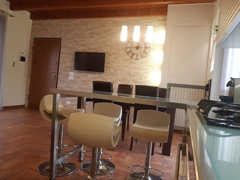 Communal lounge/ TV room, TV and multimedia, Kitchen or kitchenette, Living room, Seating area, Dining area, Evening entertainment, hair dresser