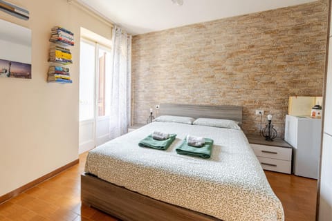 Bed, Photo of the whole room, Bedroom, furniture, minibar, towels